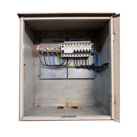 Uuendatud elektrienergia jaotuse üleminekulaud koos modulaarses varustuses | Automaatsed kaitselülitid 3P C 32A + 3P C 16A | Lekke relee 4P 40A | Tööstuslik kombineeritud pistik 5P 16A + 230V + 5P 32A 1