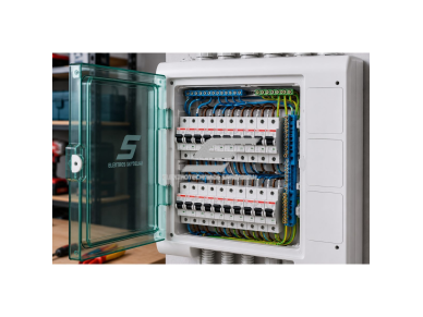 Elektros paskirstymo | modulinis skydelis | dėžė | skydas | 24 modulių | 460x448x160mm | skaidrios durelės | su 3 vietomis lizdams | hermetinis | virštinkinis | plastikinis | IP65 | Schneider Electric | Kaedra | 13991 3