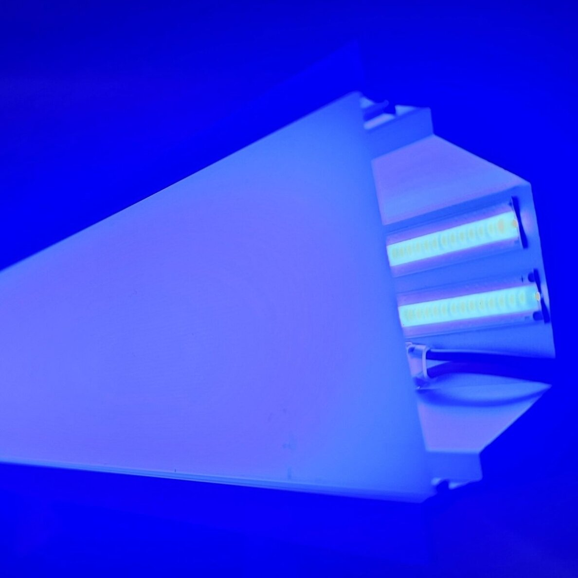 LED gaismeklis | WC telpām | zils | 54W | 1200 mm | virsapmetuma | narkotisko vielu lietošanas novēršanai 1 LED gaismeklis | WC telpām | zils | 54W | 1200 mm | virsapmetuma | narkotisko vielu lietošanas novēršanai 1