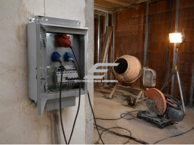 Laikinasis statybinis įvadas | paskirstymo skydas | 40A | su automatiniais jungikliais ir srovės nuotėkio rėle | su lizdais 2x230V ir 1x400V | 410x300x180mm | hermetinis | virštinkinis | metalinis | IP44 | SKLS40 3 Laikinasis statybinis įvadas | paskirstymo skydas | 40A | su automatiniais jungikliais ir srovės nuotėkio rėle | su lizdais 2x230V ir 1x400V | 410x300x180mm | hermetinis | virštinkinis | metalinis | IP44 | SKLS40 3