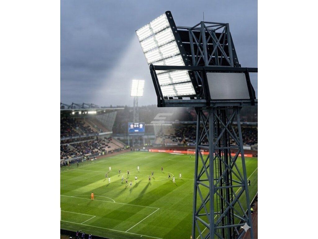 LED prožektorius | 1500W | 225000lm | 5700K–6500K | 667x133x597mm | IP66 | aliuminis korpusas | profesionaliam lauko apšvietimui 1 LED prožektorius | 1500W | 225000lm | 5700K–6500K | 667x133x597mm | IP66 | aliuminis korpusas | profesionaliam lauko apšvietimui 1