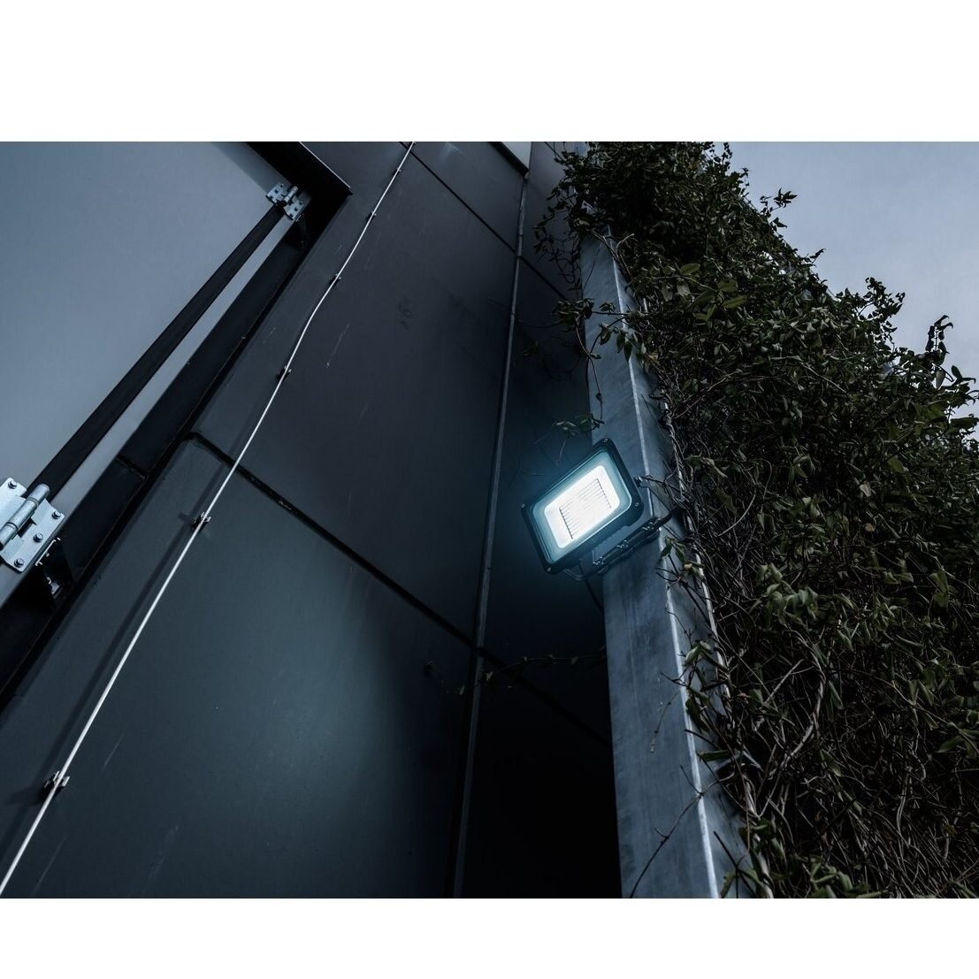 LED Floodlight 100W | 11500lm | 6500K | IP65 | IK08 | black | JARO 14060 Brennenstuhl 4 LED Floodlight 100W | 11500lm | 6500K | IP65 | IK08 | black | JARO 14060 Brennenstuhl 4