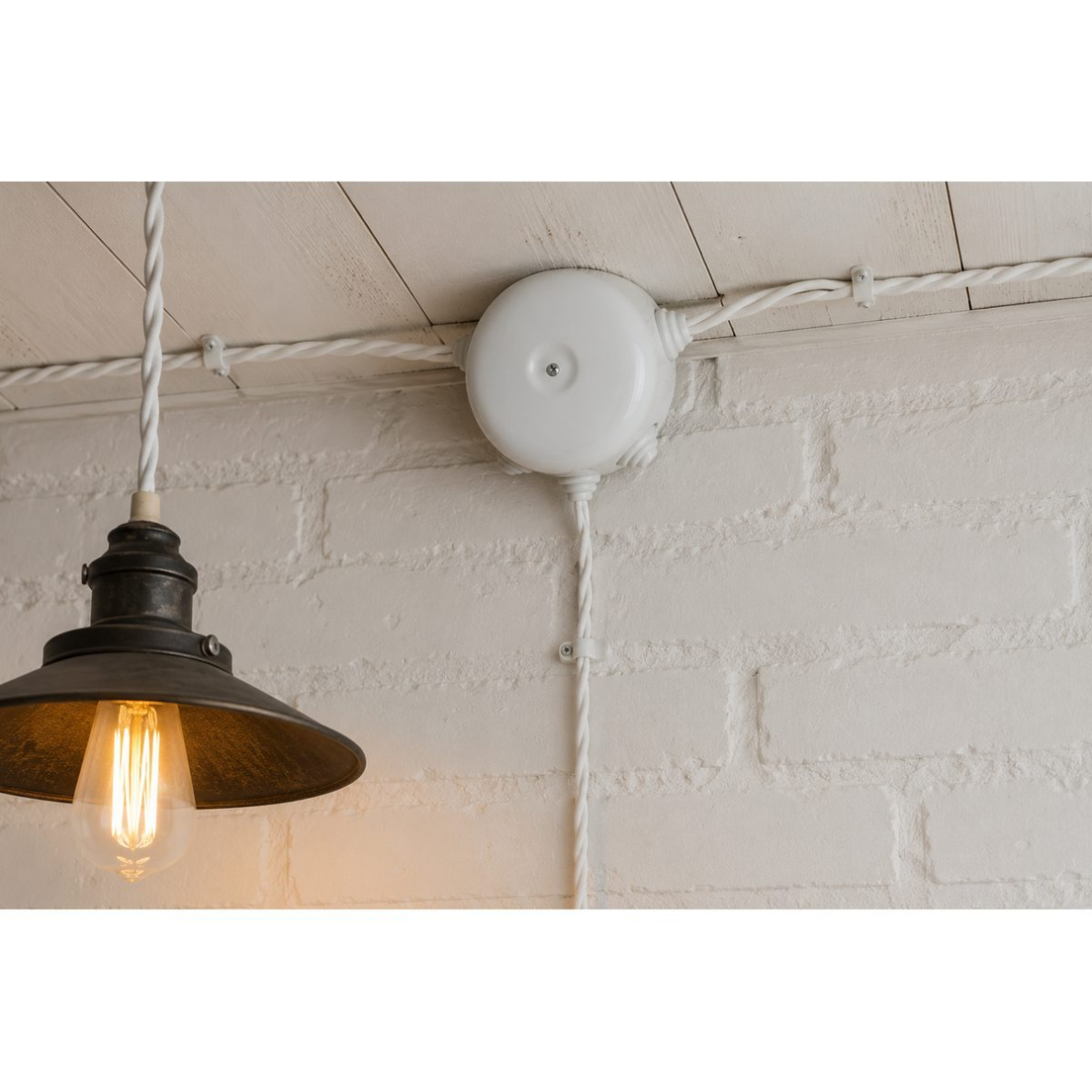 Surface-mounted distribution box 94x44mm | 4 outlets | ceramic | retro style | white 1 Surface-mounted distribution box 94x44mm | 4 outlets | ceramic | retro style | white 1